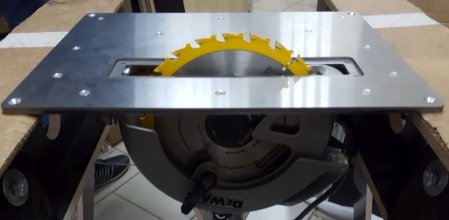 Пластина для установки ручной дисковой пилы DеWalt 575 в стол